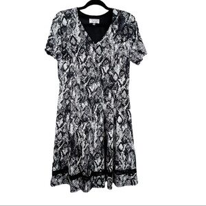 Signature by Robbie Bee Snake skin print V neck short sleeve Dress Size M